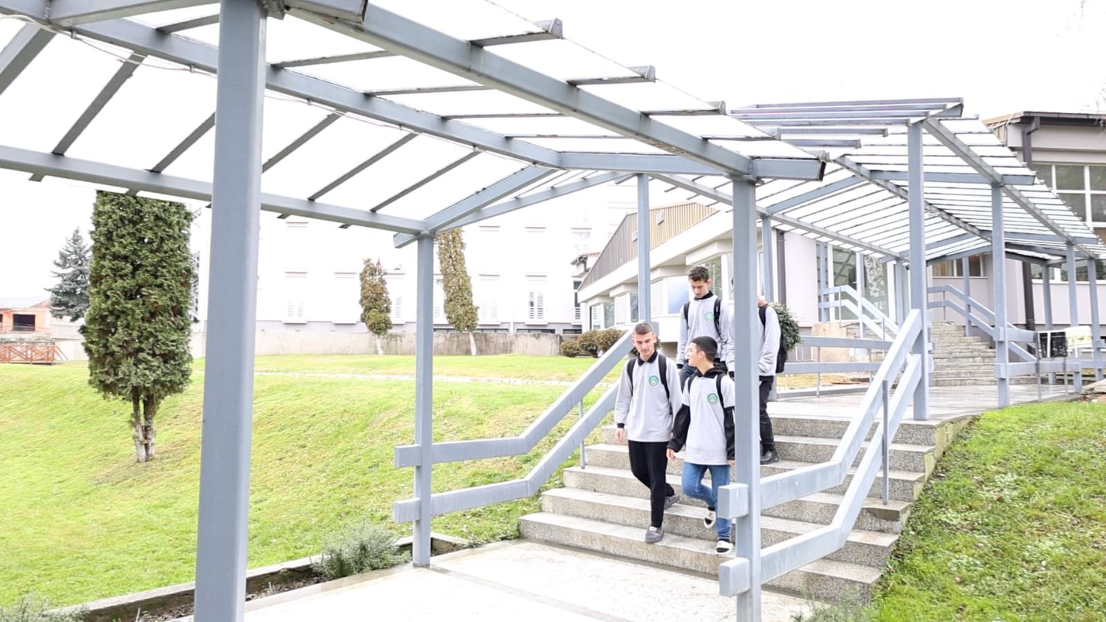 Shtegu i ecjes përreth institucionit