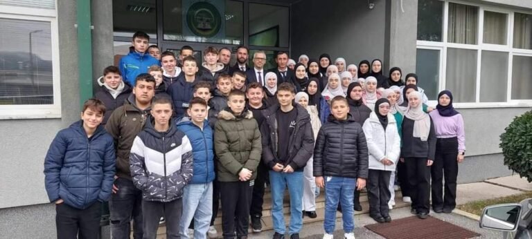 NXËNËSIT E XHAMISË TË FSH. PIROK TË TETOVËS VIZITOJNË MEDRESENË ISA BEU