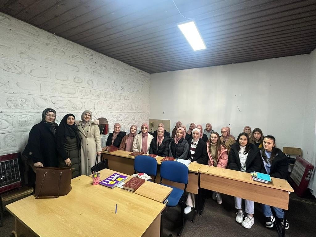 , Nxënëset e Mektepit të Xhamisë “IKRE”-fsh.Saraj vizitojnë Medresenë Isa Beu- paralelja e vajzave Shkup