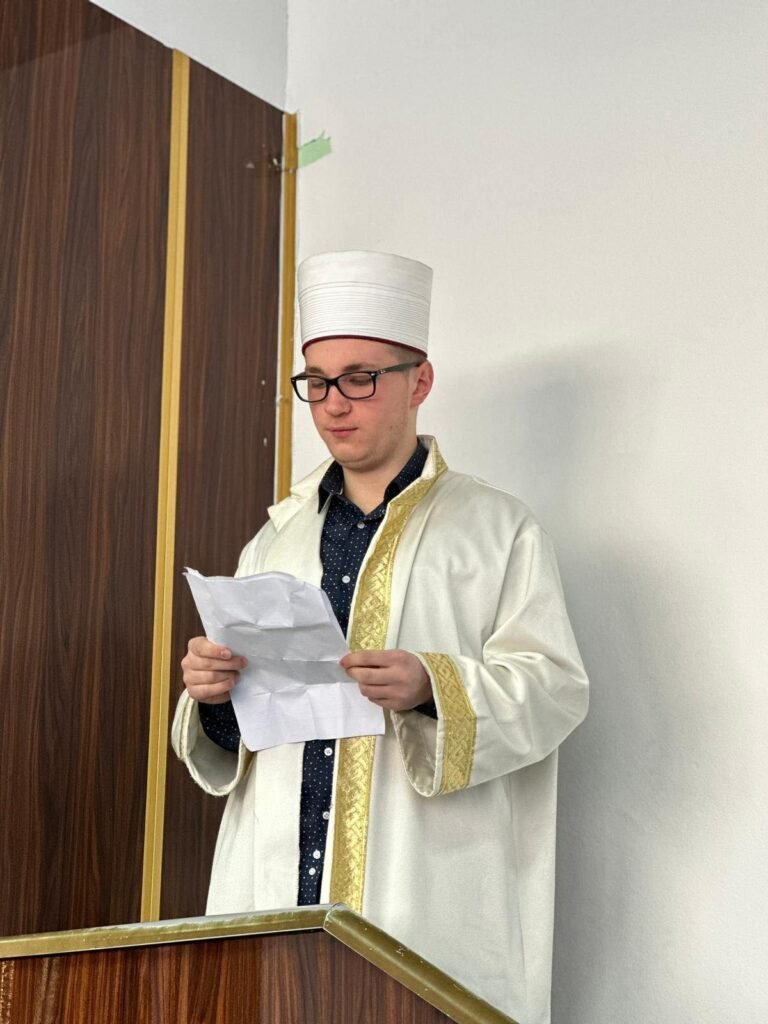 NAMAZI I XHUMASË NË MEDRESENË ISA BEU