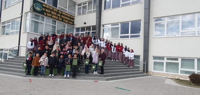MEDRESEJA E VAJZAVE NË GOSTIVAR U VIZITUA NGA NXËNËSIT QË NDJEKIN MËSIMBESIMIN NË XHAMITË E F. FORINË