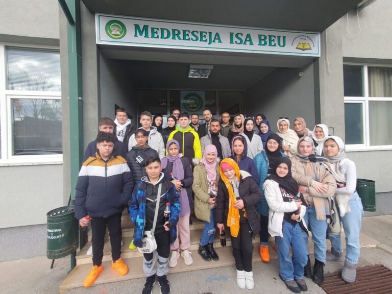 NXËNËSIT E MEKTEBEVE TË QYTETIT TË MANASTIRIT VIZITOJNË MEDRESENË ISA BEU
