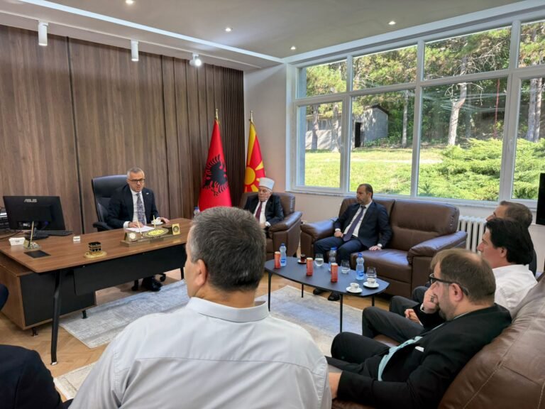 REISUL ULEMA VIZOTON MEDRESENË “ISA BEU” ME RASTIN E FILLIMIT TË VITIT TË RI SHKOLLOR 2025/2026