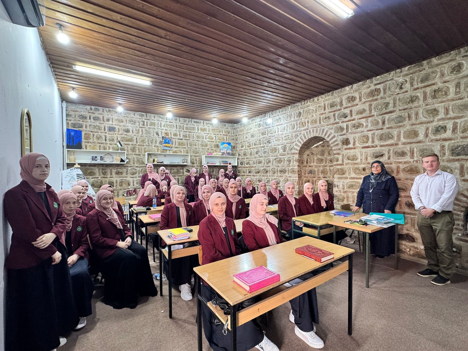 Vizitë e përfaqësuesve të Institutit “Yunus Emre” në Medresenë “Isa Beu “- paralelja e vajzave Shkup Vizitë e përfaqësuesve të Institutit “Yunus Emre” në Medresenë “Isa Beu “- paralelja e vajzave Shkup