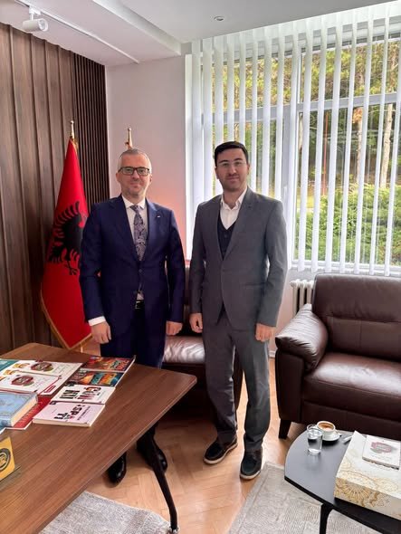 Përfaqësuesi i fondacionit Genç Hayrat vizitoi Medresenë Isa Beu