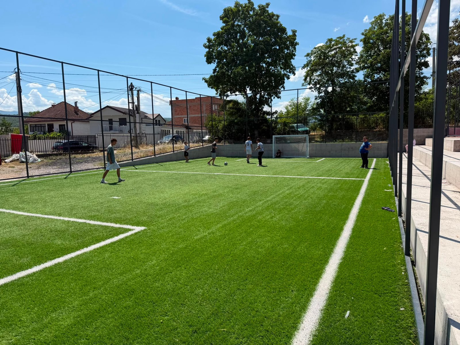 Fusha e futbollit në konviktin e Medresesë