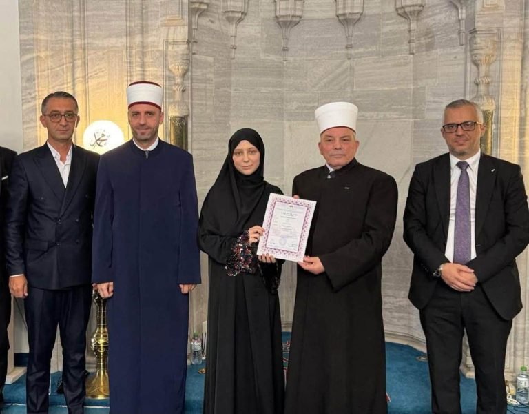 DREJTORI I MEDRESESË “ISA BEU” MORI PJESË NË CEREMONINË E PROMOVIMIT TË HAFIZES SË RE SUKEJNE MENSUR IBRAHIMI